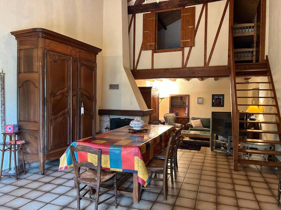 Secondigny Maison Paisible Avec Lac Prive מראה חיצוני תמונה
